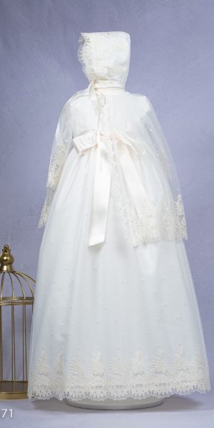 BATON DE CRISTIANAR TUL BORDADO CON CAPA Y CAPOTA